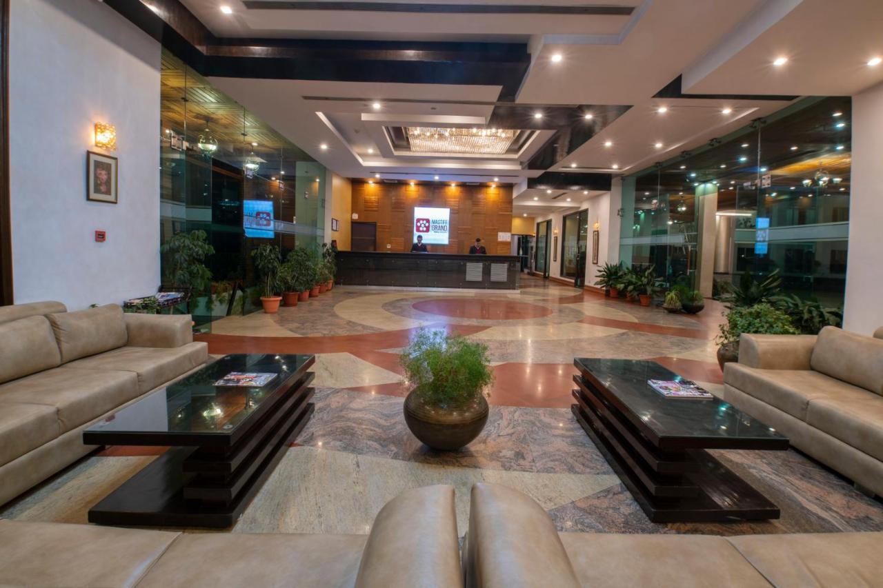 Mastiff Grand Manali Resort Buitenkant foto