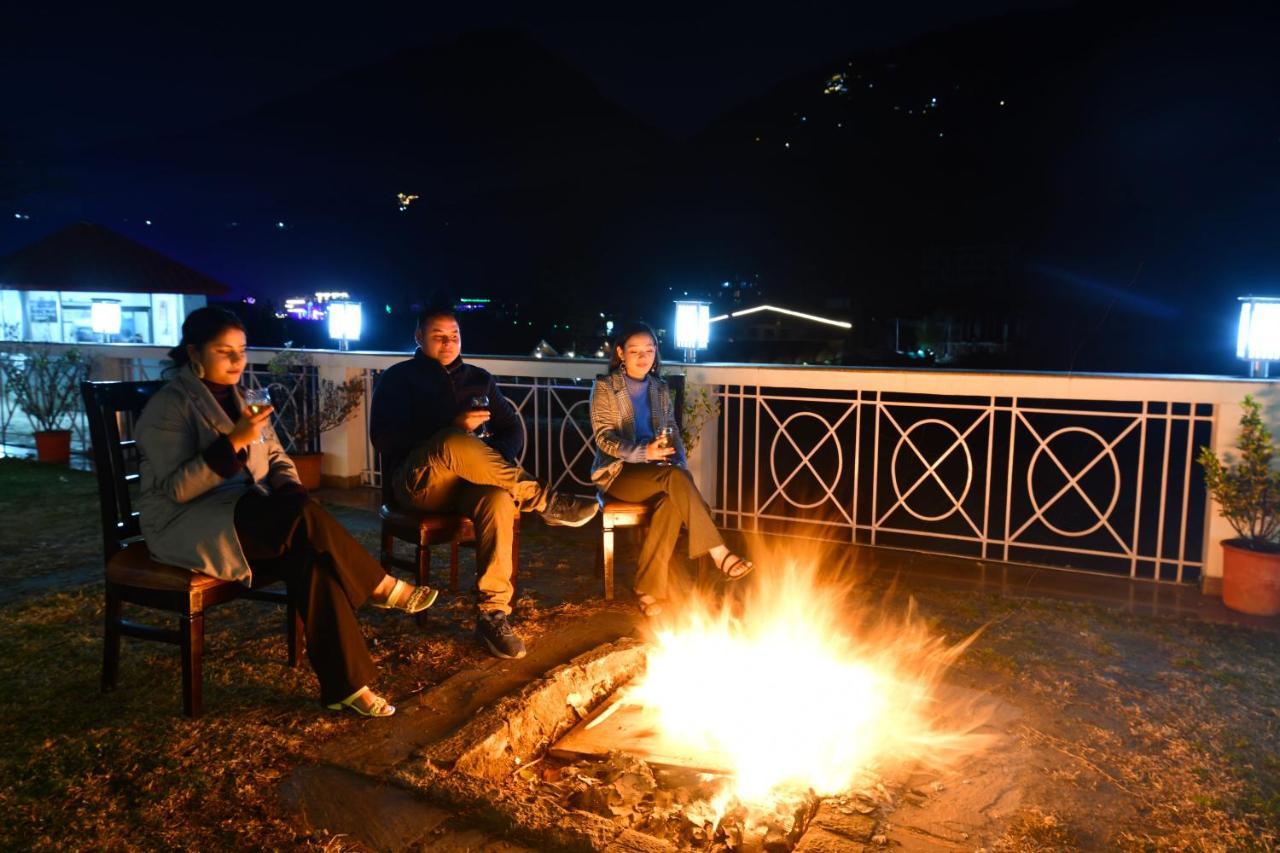 Mastiff Grand Manali Resort Buitenkant foto